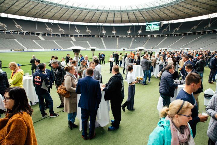 Profis am Ball – Die Markenpartner sind im Olympiastadion im regen Austausch über neue Trends und Produkte.
