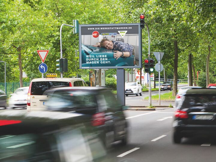Auf den Straßen nicht zu übersehen – die Großflächenplakate für Ihre Werbung.