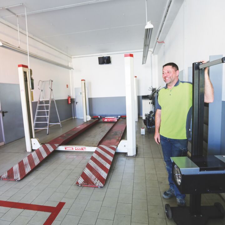 Ob Fahrzeugdiagnose, Lichteinstellplatz oder Reifenservice: Die Werkstatt lässt keine Wünsche offen.