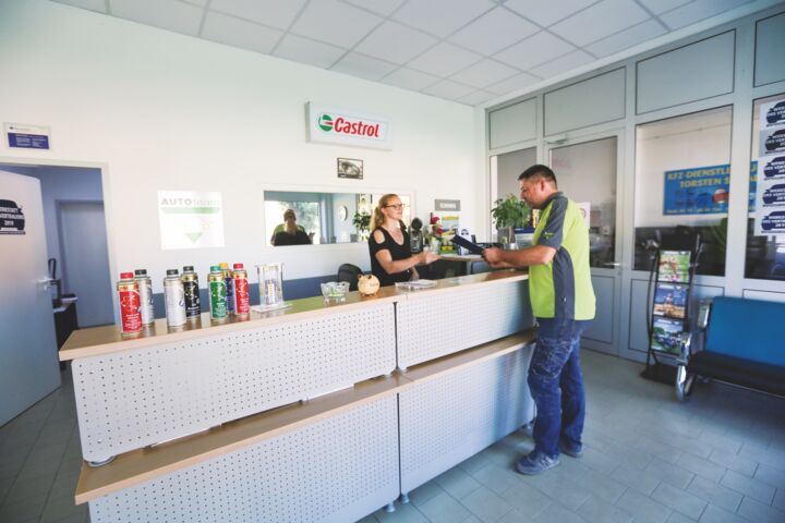 Julia und Torsten Schade tauschen sich kurz über aktuelle Auftragsdetails aus.
