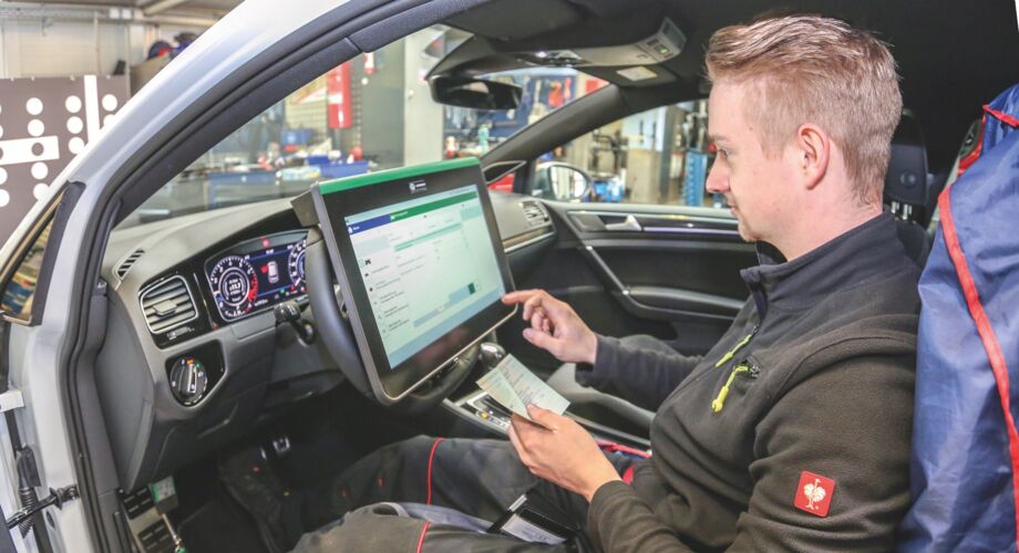 Dustin Kopp beim Ablesen der Werte für das Motormanagement.