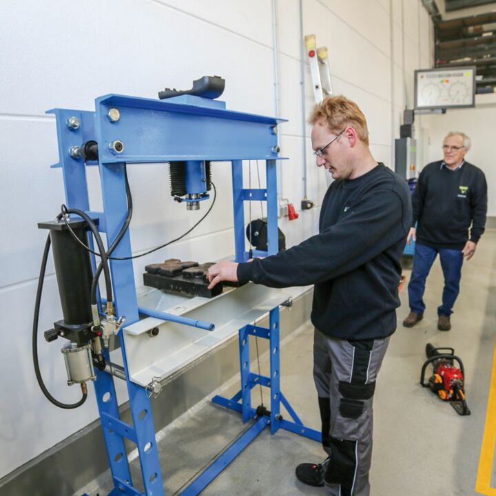 Auf die Reparaturen von Unfallschäden ist die Werkstatt spezialisiert und perfekt ausgestattet...