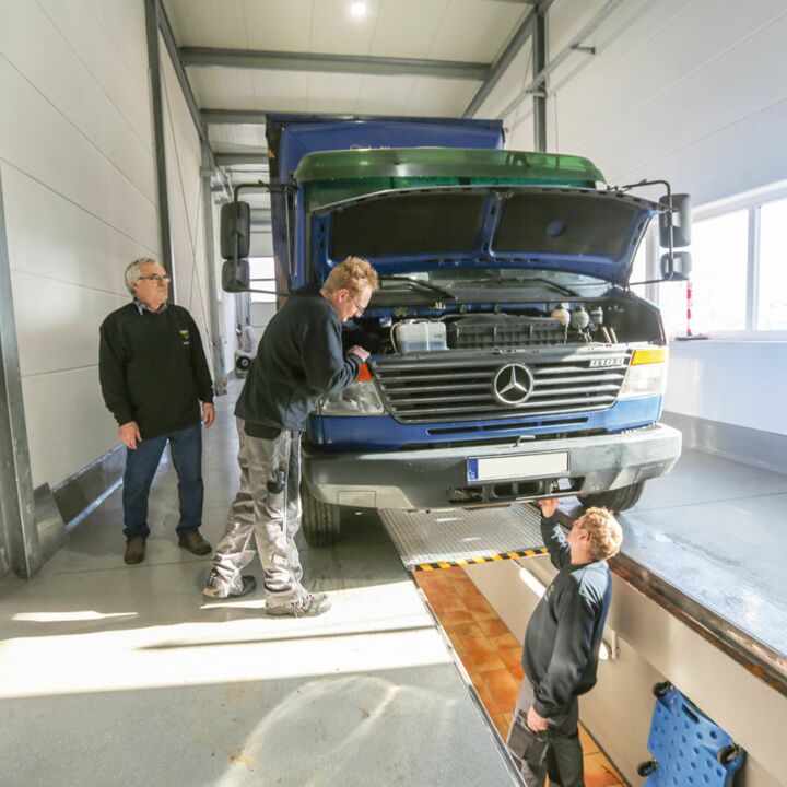 Die in Eigenregie gebaute Grube ermöglicht eine bequeme Analyse des Fahrzeugzustands sämtlicher XXL-Fahrzeuge wie LKW, Busse, Reisemobile und Wohnwagen.