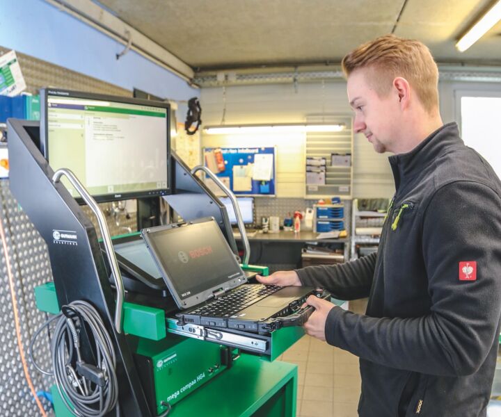 Elektronik ist Dustins Leidenschaft. Mithilfe des technischen Equipments lassen sich Werkstattabläufe optimieren