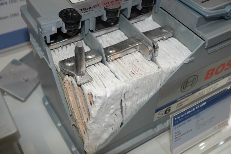 Blick in eine AGM-Batterie: Bei dem Schnittmodell sind die weißen Glasvlies-Separatoren, in denen der Elektrolyt gebunden ist, deutlich zu erkennen