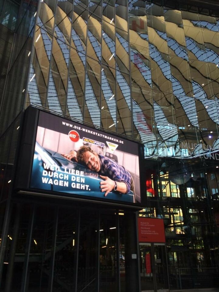 Die Kampagne „WEIL LIEBE DURCH DEN WAGEN GEHT“ kommt am Sony Center groß raus.