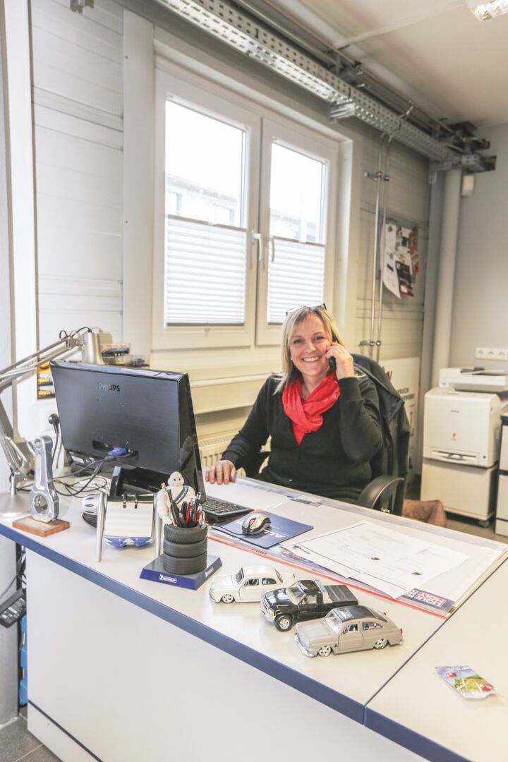 Die freundliche Petra Koch unterstützt Katja Kopp bei der Büroarbeit.