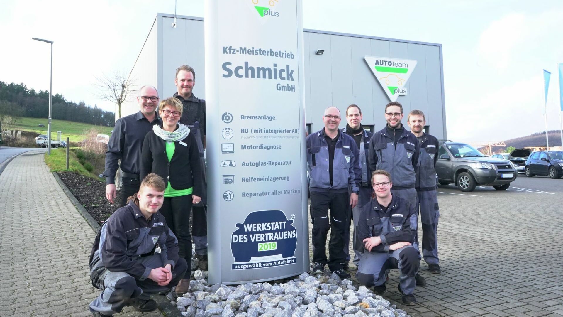 Ein starkes Team – Die Brüder Schmick und ihr Werkstattteam im Einsatz für Ihre Kunden.