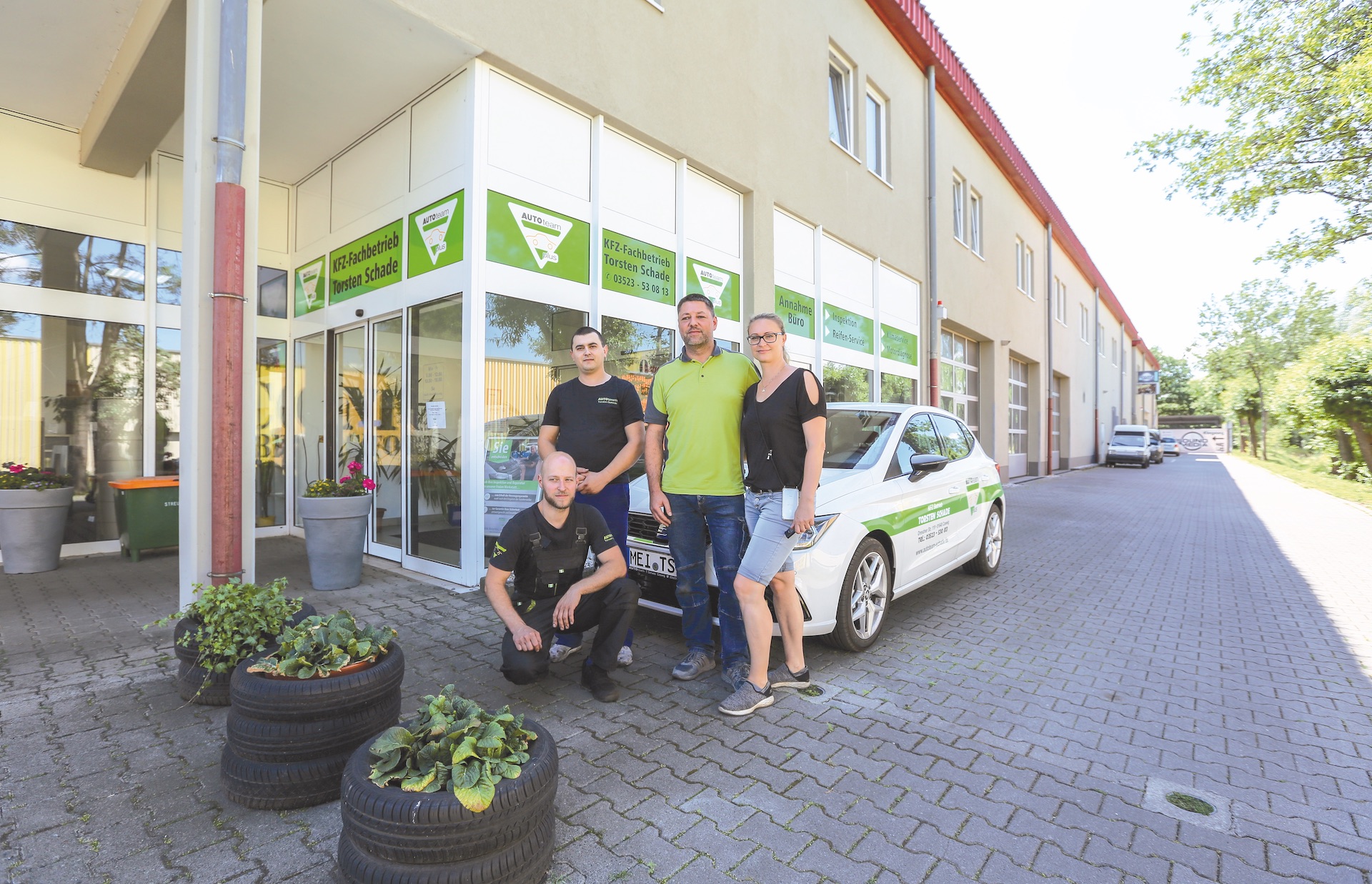 Das Autoteam Schade v.l.n.r.: Martin Töpfer, Octavian Cebotari, Torsten und Julia Schade. Es fehlen: Jürgen Herer und Ronny Zimmermann.